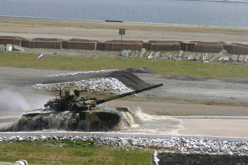 танк Т-90 с преодолевает водную преграду. Старатель 2011.JPG